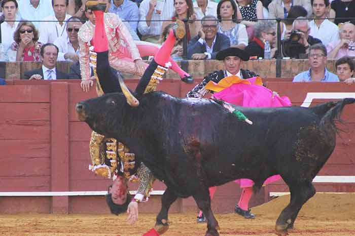 Cogida en el primero.