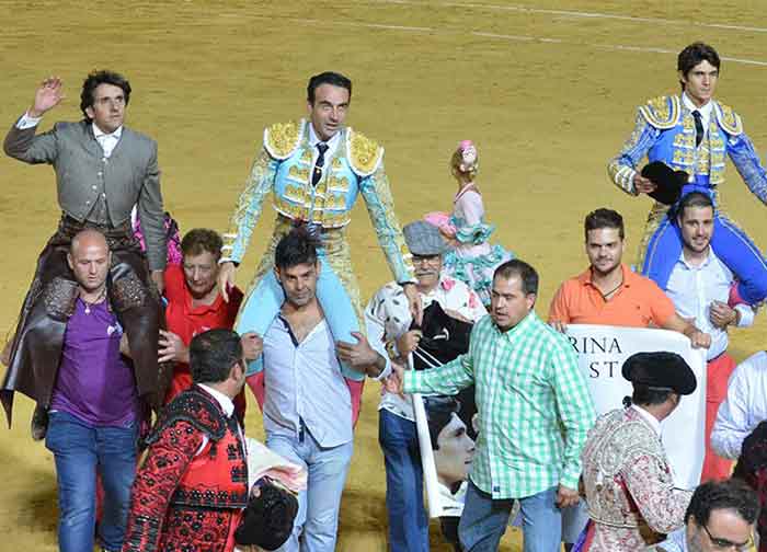 Diego Ventura, Enrique Ponce y Sebastián Castella, a hombros hoy sábado en Utrera. (FOTO: Utrera Digital)