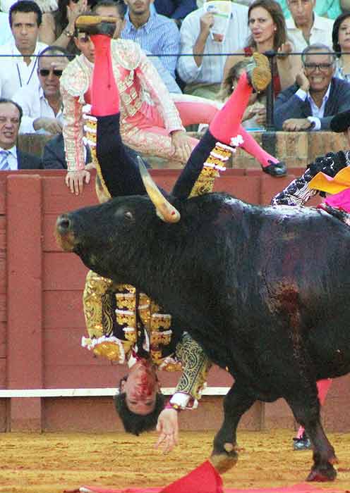 Espeluznante voltereta de Esaú Fernández en el primer toro. (FOTO: Javier Martínez)