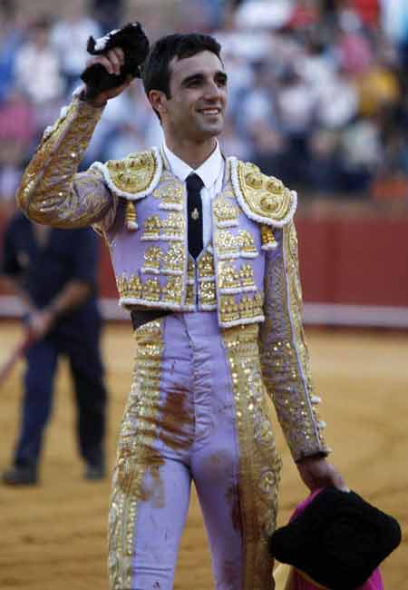 Miguel Ángel Delgado, con la oreja del quinto. (FOTO: Arjona / Pagés)