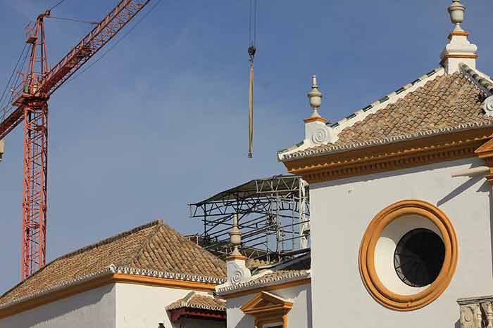 Una enorme grúa trabaja constantemente para desescombrar. (FOTO: Javier Martínez)