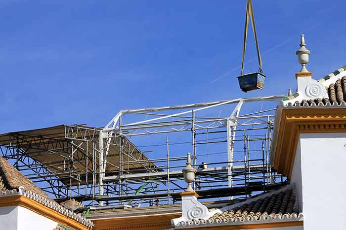 El tejadillo y sus tejas han desaparecido, quedando las gradas sin techumbre. (FOTO: Javier Martínez)