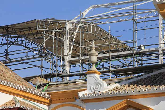 Unos complejos andamiajes se han instalado sobre las gradas y tendidos de las reformas. (FOTO: Javier Martínez)