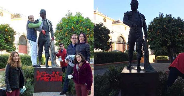Un grupo de aficionados limpian la estatua de Curro Romero, objeto de un ataque antitaurino. (FOTOS: @j_moeckel)