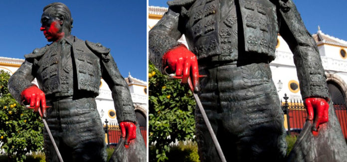 Estado en el que quedó la estatua de Curro, sin que la limpiara de inmediato el Ayuntamiento.