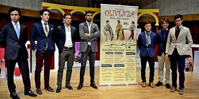 Alfonso Cadaval (segundo por la derecha), en la presentación de los carteles de Olivenza.