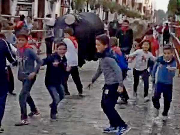 Los 'toros' del encierro infantil.