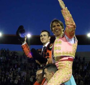 El Fandi y El Cordobés, triunfadores hoy en Morón. (FOTO: Marta Verdugo)