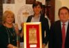 El torero Roca Rey recibe el premio de la sevillana Tertulia Taurina 'Los 13'.