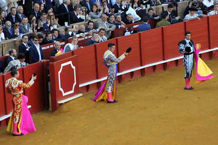 Saludo a la ovación del público.