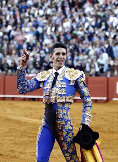 Talavante, con la oreja en su regreso a Sevilla tras dos años ausente. (FOTO: Arjona)