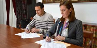 El nuevo empresario Alberto García y la alcaldesa de Osuna, Rosario Andújar, firman el contrato de explotación de la plaza.