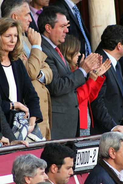 El alcalde de Sevilla, Juan Espadas, aplaude hoy las actiaciones de los toreros. (FOTO: Javier Martínez)