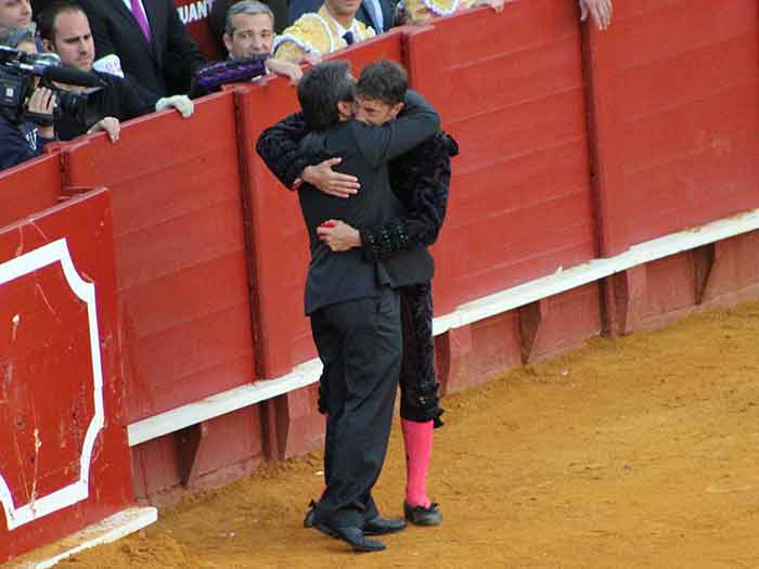 El abrazo entre Manuel Escribano y Victorino Martín.