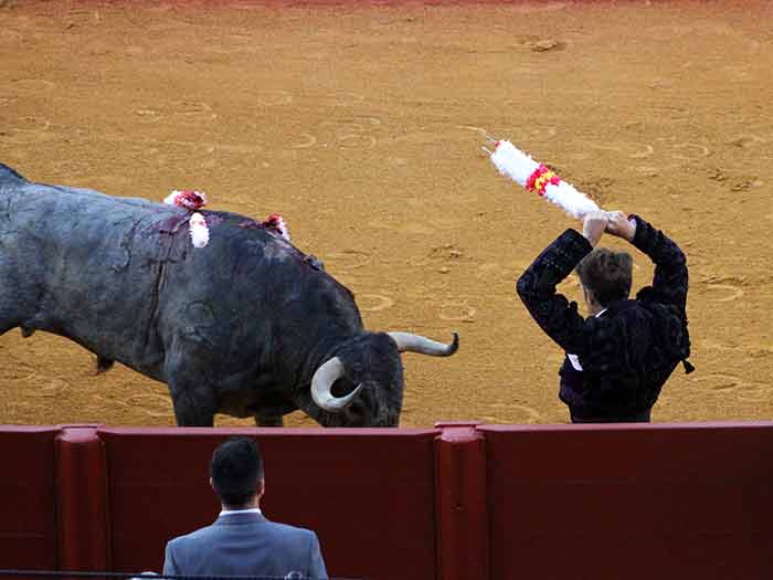 Escribano, clavando un par por los adentros al cuarto.