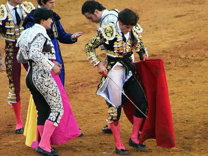 Garrido, taleguilla destrozada.