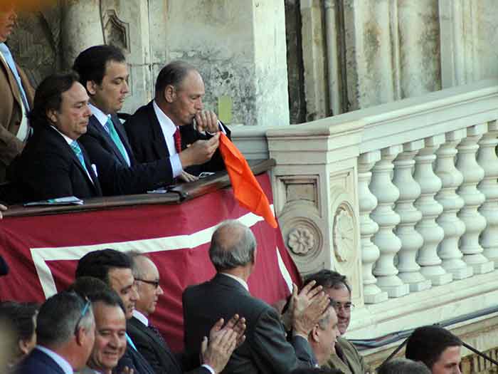 El pañuelo naranja del indulto al cuarto toro.