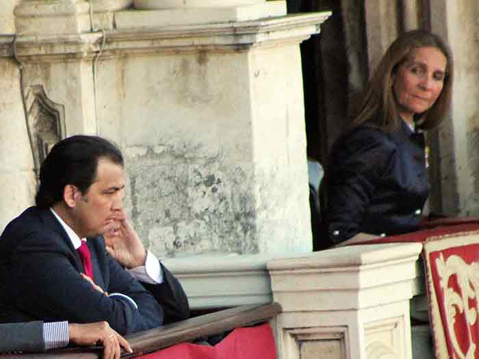 La infanta Elena comprueba si el discutido presidente lo devuelve.