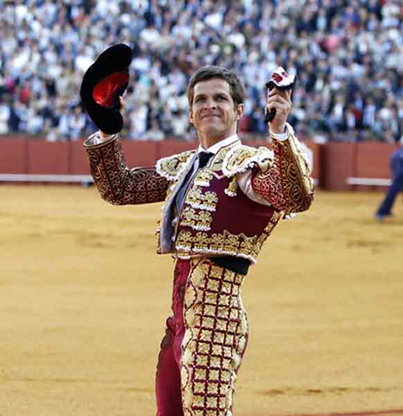 El Juli, con la oreja del segundo.