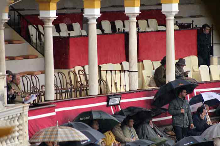 A los maestrantes tampoco le gustan los toros con agua.