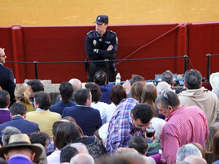 La Policia, alerta para que no salte al ruedo ningún antitaurino.