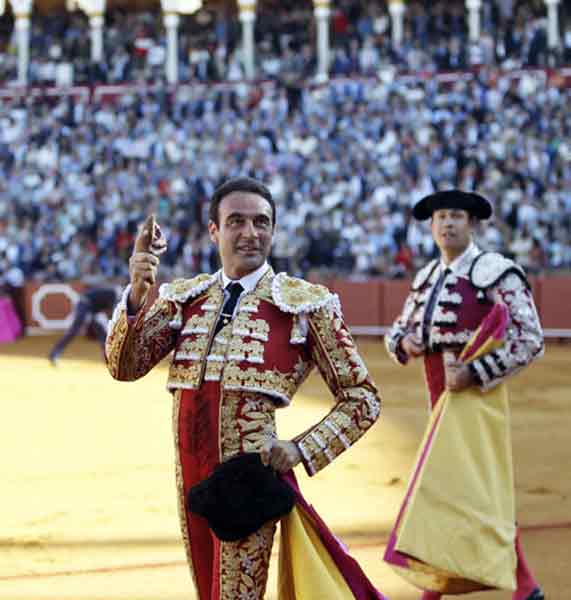 Ponce, con la oreja del primero.