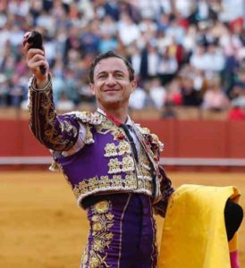 Rafaelillo, con la oreja del cuarto toro de Miura.