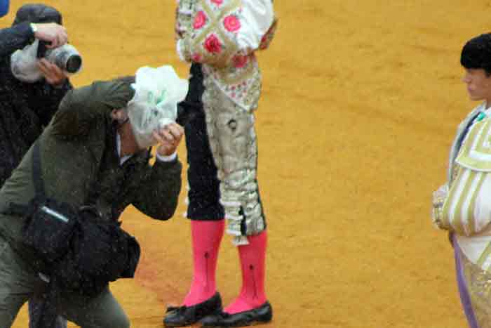 Las cámaras, protegidas de la lluvia con plásticos.