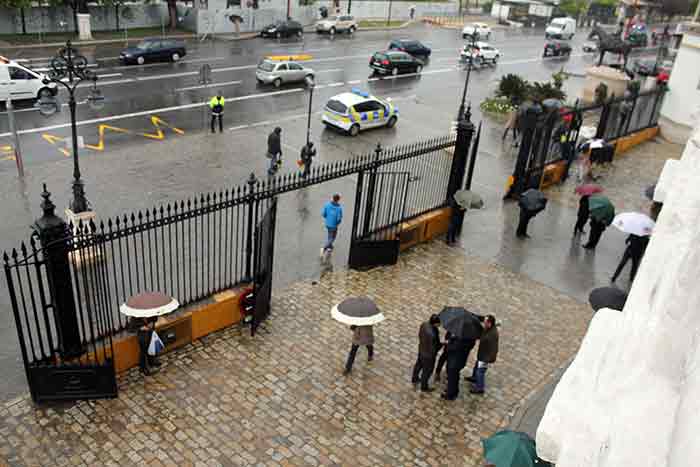 La Puerta del Príncipe, sin corrillos con la lluvia.