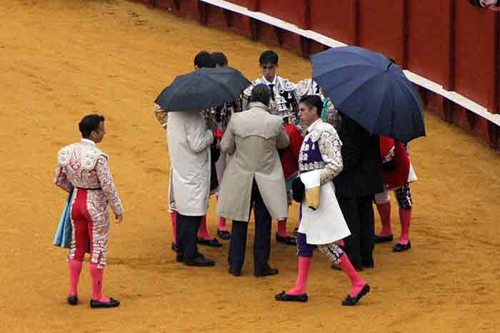 Los toreros y la autoridad inspeccionan el estado del ruedo,