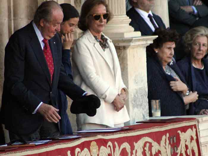 El rey Juan Carlos devuelve una montera de un brindis.