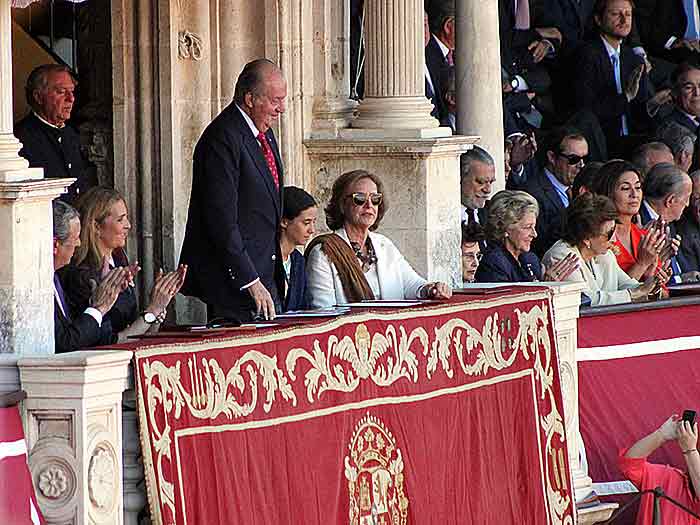 El rey Juan Carlos asistió con su hija Elena y su nieta Federica.