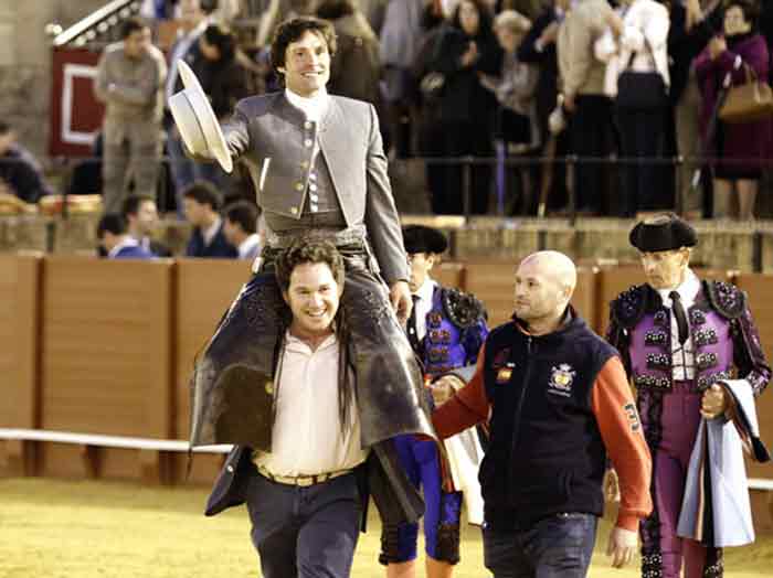 Andrés Romero, a hombros tras cortar dos orejas. (FOTO: Arjona)