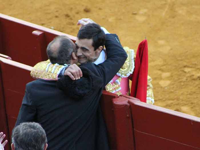 Ureña se abraza al banderillero David Domínguez.
