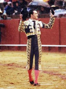 Rafa Serna, con la oreja del tercero. (FOTO: Arjona)