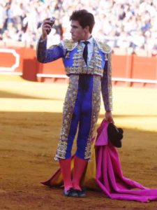 Oreja para Álvaro Lorenzo hoy en la Maestranza. (FOTO: Arjona)