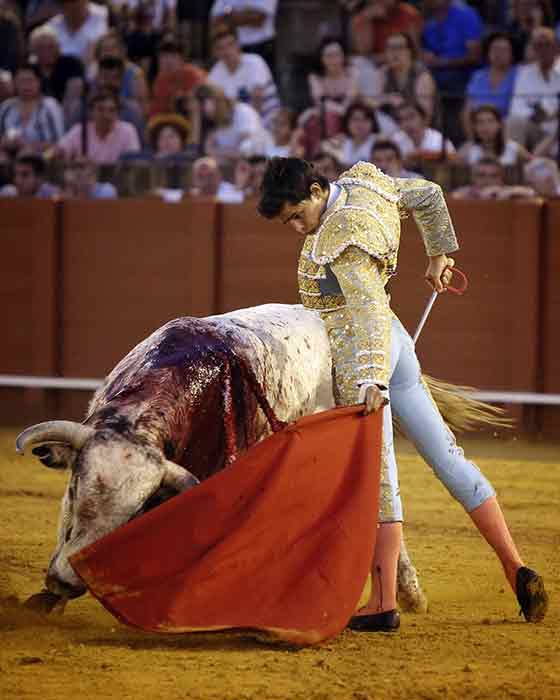 Un estético muletazo de Juanito. (FOTO: Arjona)