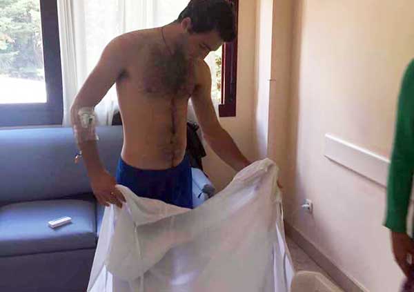 Rafa Serna, lanceando con su propia bata de paciente en la habitación del hospital madrileño en el que está ingresado.