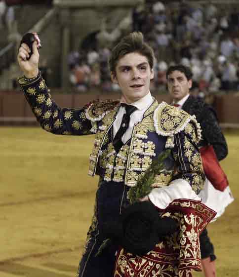 Antonio Medina, con la oreja del sexto. (FOTO: Arjona)