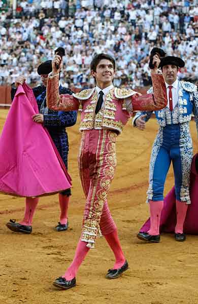 Sebastián Castella, con las dos orejas del primer toro de la tarde. (FOTO: Arjona)