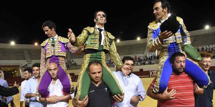 Vilches, Padilla y El Cid, a hombros hoy en Utrera. (FOTO: Brazo Mena)