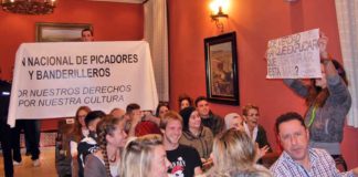 Pancartas a favor y en contra de los toros durante el pleno de Alcalá de Guadaíra. (FOTO: Alberto Mallado / Guadaíra Información)