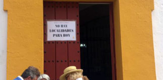 Cartel de 'No hay billetes' en las puertas de las taquillas hoy, Domingo de Resurrección.