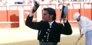 Diego Ventura, con la oreja ganada en Málaga.