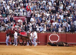 Vuelta al ruedo del toro de Victoriano del Río.