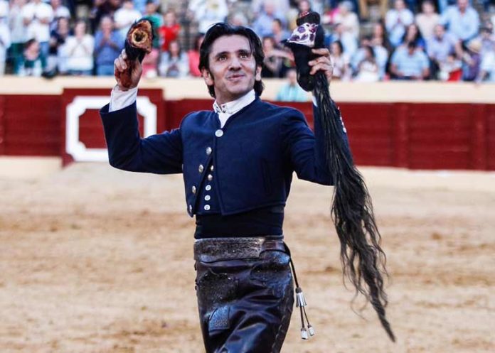 El rejoneador sevillano Diego Ventura, con las dos orejas y el rabo en Osuna.