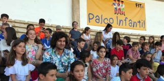Morante, rodeado de niños en la primera corrida de la Feria de San Juan de Badajoz.