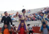 Salvador Cortés, en el centro, a hombros hoy en Villacañas (Toledo).