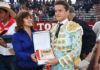 Lama de Góngora recibe el premio al 'Triunfador' de la corrida de toros celebrada en Perú.