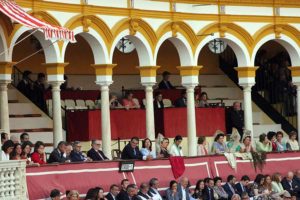 El palco de maestrantes, casi vacío hoy sábado de farolillos.